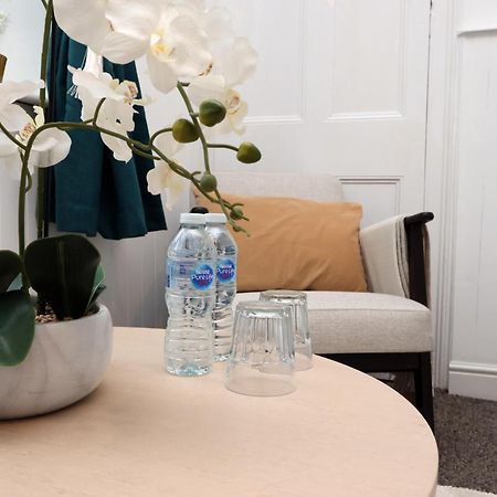 Cardiff City Guesthouse, Central Rooms, Fast Wi-Fi, On-Street Parking Exterior photo